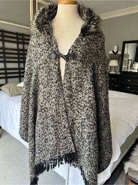 BCBGMaxAzria Black & Gray Faux Fur Trim Toggle Poncho, OSFA